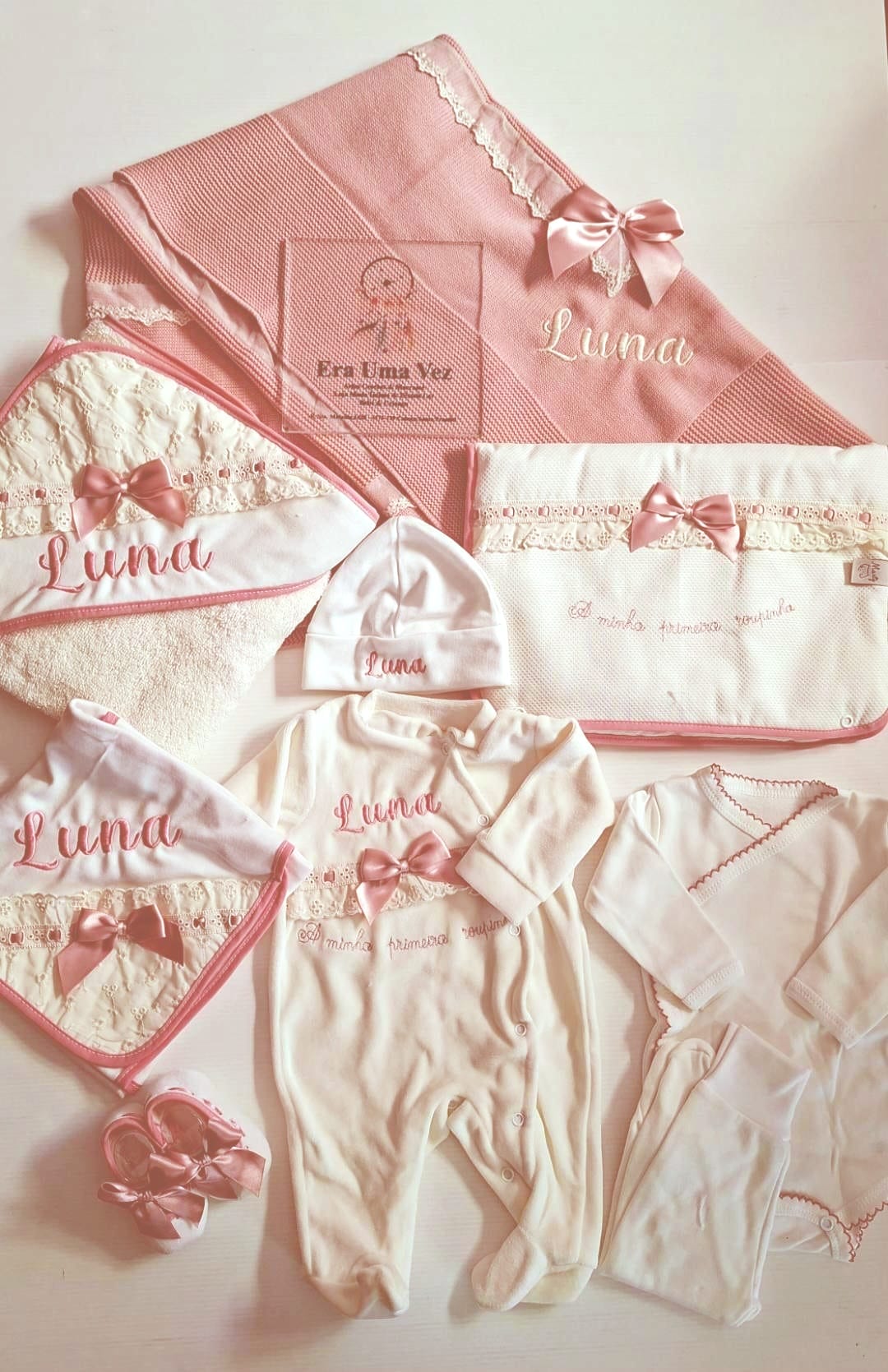 Conjunto Primeira Roupinha Bordado Inglês Outono-Inverno com Nome Bordado Conjunto de roupa e acessórios rosa e branco para bebé com detalhes de laços e bordados em rosa