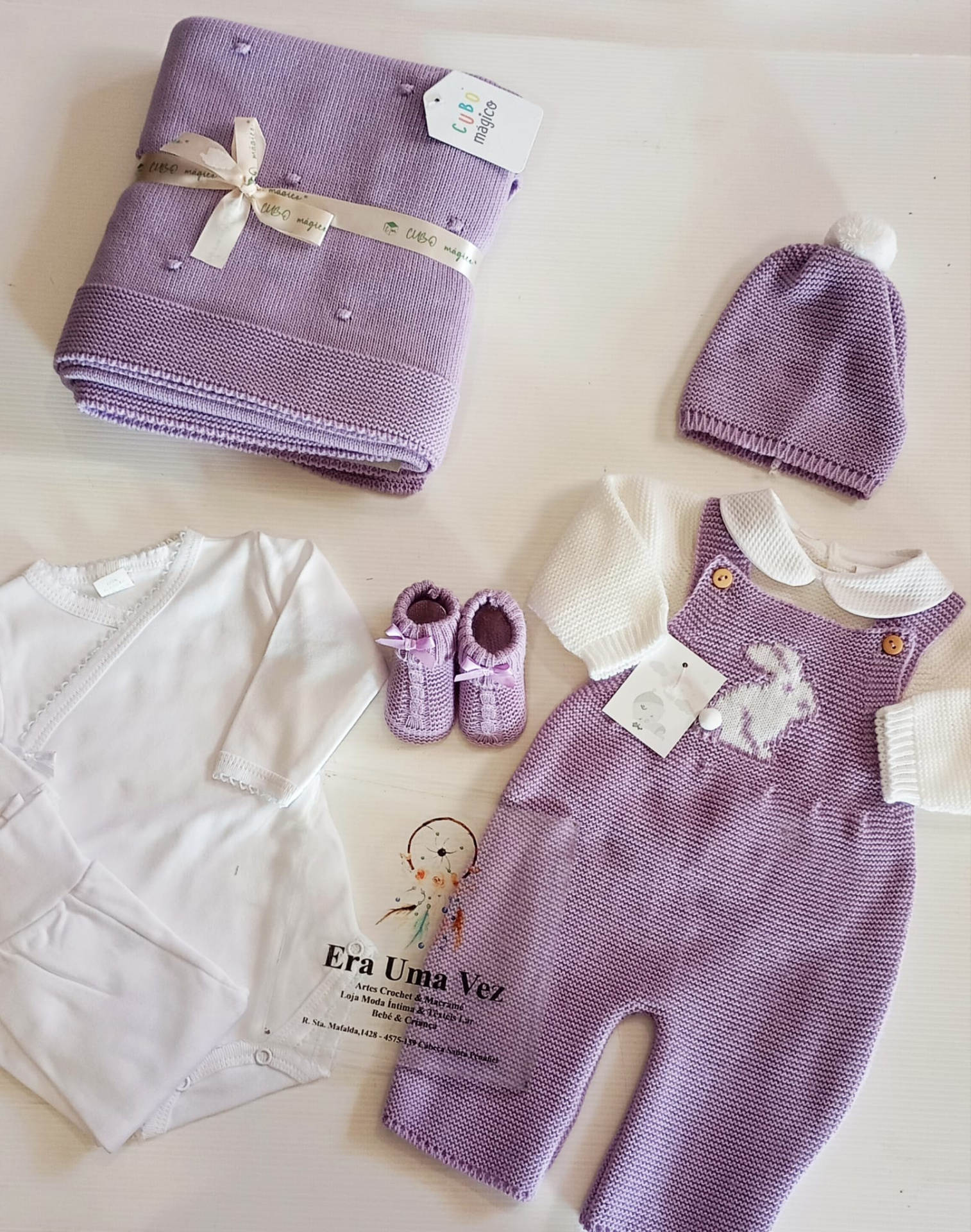 Conjunto Manta e Jardineira -Outono Inverno Conjunto de bebé com manta lilás, macacão, camisola, sapatinhos, gorro lilás e branco