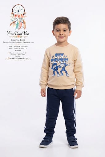 Fato de Treino Criança Six-Seven-Cardado Menino com roupa desportiva bege e azul sobre fundo branco com texto promocional ao lado.