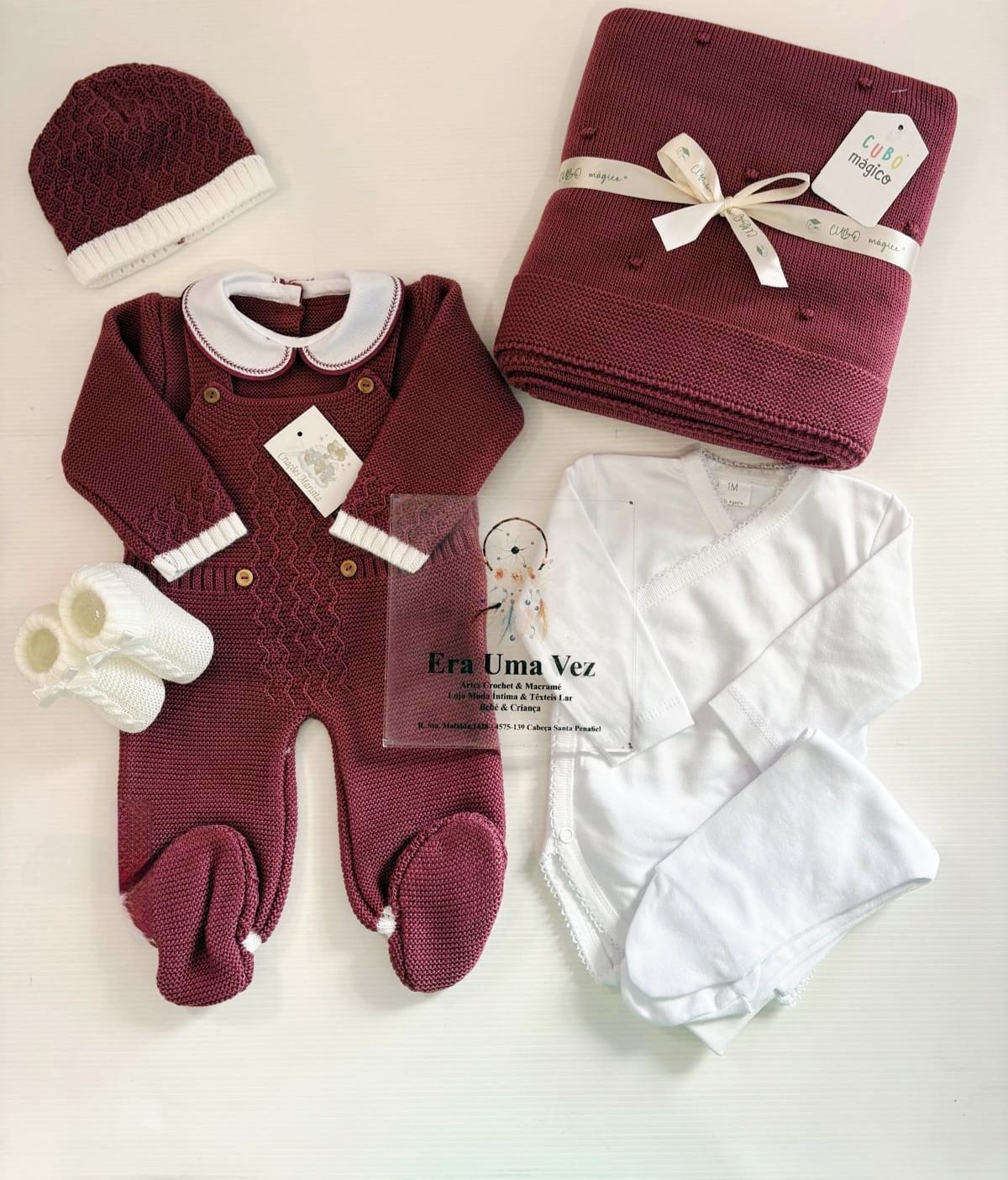 Conjunto Jardineira e Gorro para Saída de Maternidade Outono-Inverno Conjunto de bebé bordeaux e branco com pagão, touca, mantinha, body, calças e botins