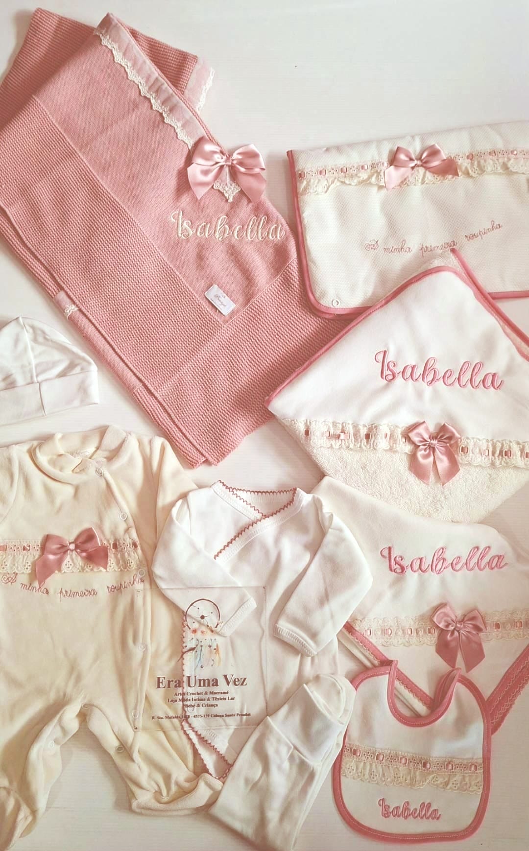 Conjunto Primeira Roupinha Bordado Inglês Outono-Inverno com Nome Bordado Conjunto de roupa e acessórios para bebé rosa e branco com bordados e laços.
