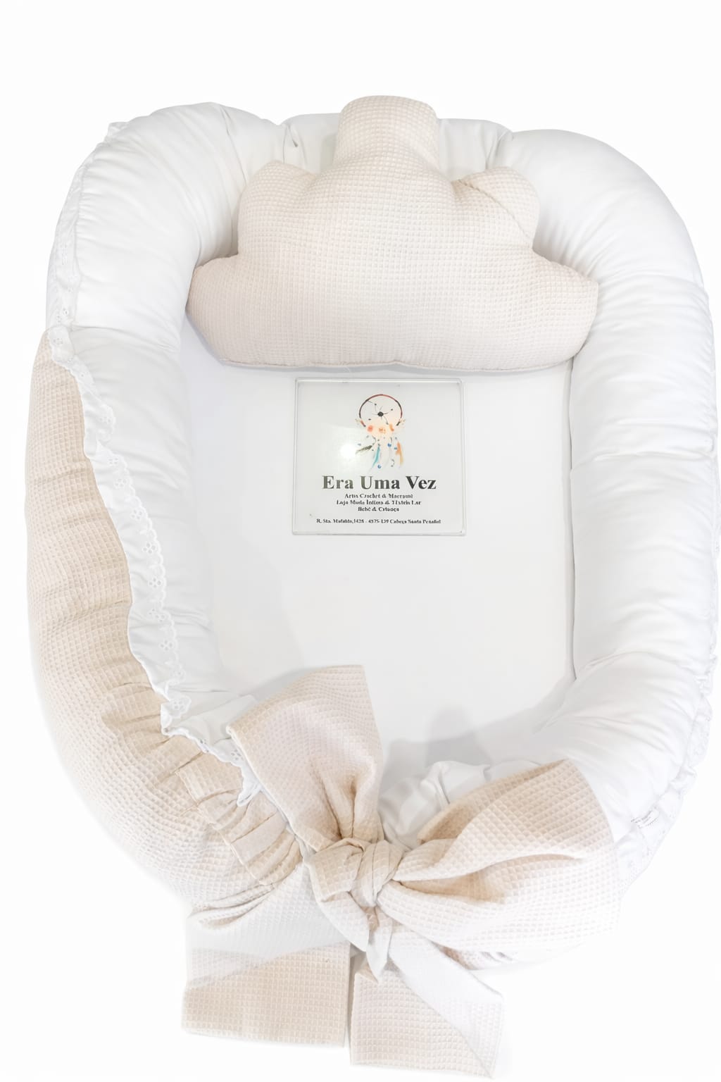 Ninho para Bebé com Almofada Waffle Cama de bebé branca e bege com almofada em forma de nuvem e placa com texto Era Uma Vez.
