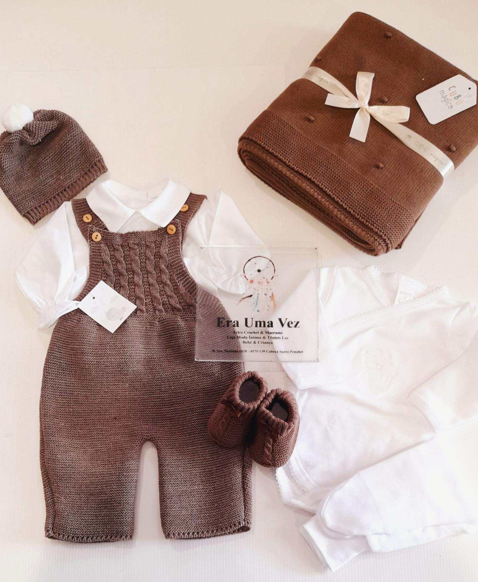 Conjunto Jardineira Outono-Inverno Conjunto de roupa e manta de bebé em tons castanhos e branco