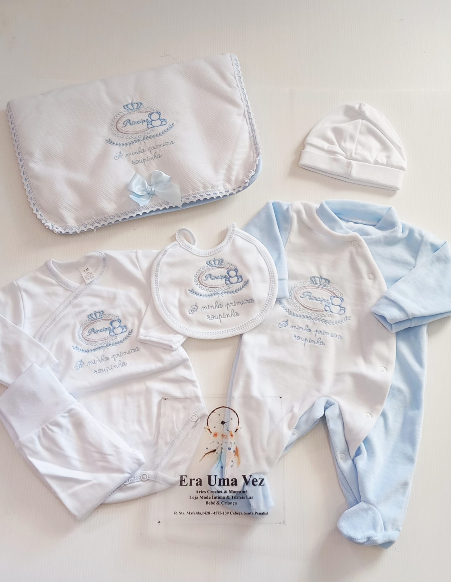 Primeira roupinha Princesa/Príncipe outono-inverno Conjunto roupa bebé branco e azul com manta, babete, body, pijama e gorro com bordados