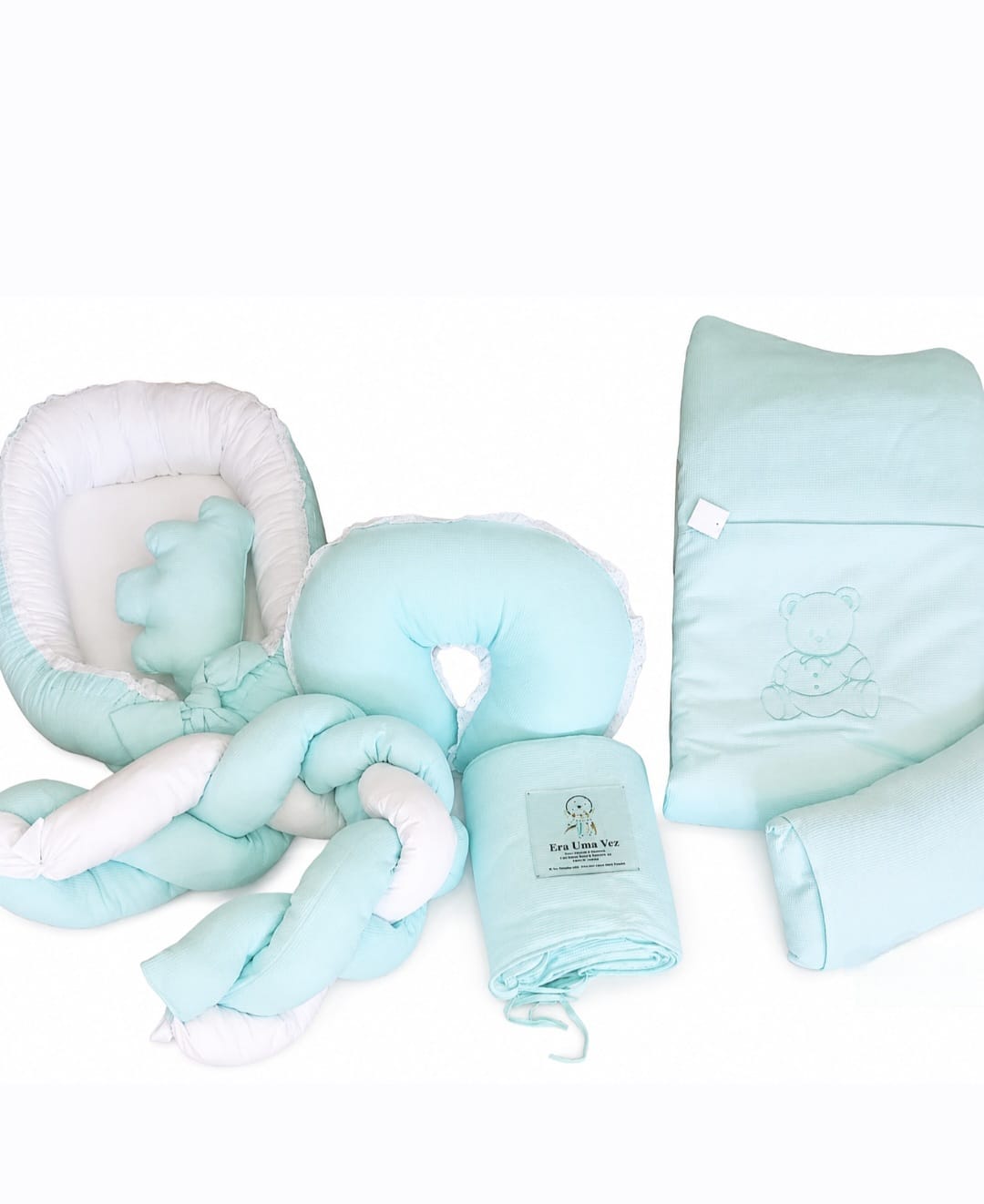 Kit Maternidade –Waffle Conjunto de artigos para bebé em tecido azul claro, almofadas, colchonete com ursinho bordado, manta com etiqueta ERA UMA VEZ