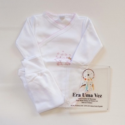 Macacão branco de bebé com bordado cor-de-rosa e cartão com texto
