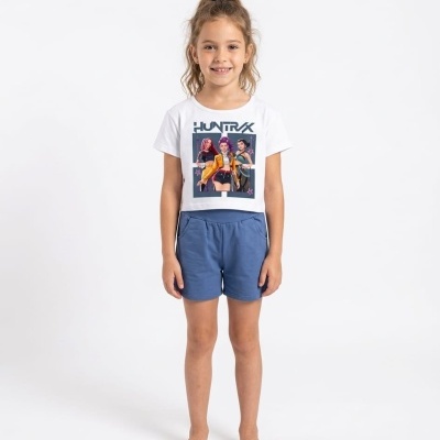 Camiseta branca com estampado HUNTRX e calções azuis em criança sobre fundo branco