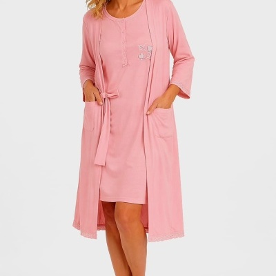 Conjunto de pijama e robe rosa em tecido suave, usado por mulher sorridente com cabelo ondulado castanho claro.