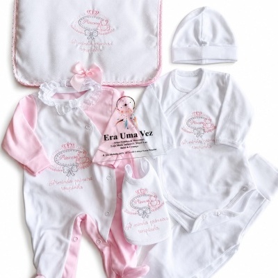 Conjunto de roupa de bebé branco e rosa com bordados de coroa e texto