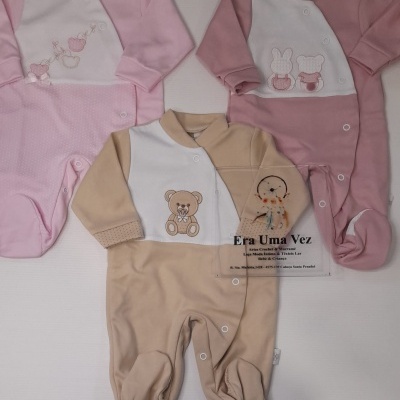 Macacões de bebé rosa claro, rosa velho e bege com branco com ursinhos bordados