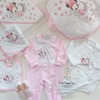 Conjunto de roupa e acessórios para bebé com estampa da Minnie e coelho, cores rosa e branco.