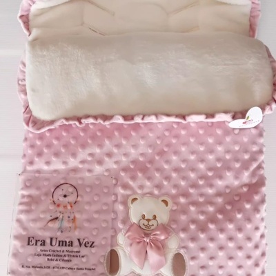 Saco de bebé rosa com ursinho e etiqueta