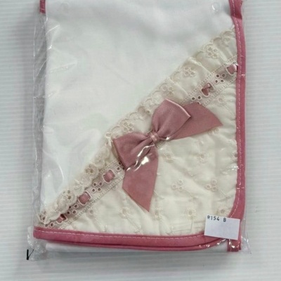 Manta branca com borda rosa, renda decorativa e laço rosa embalada em plástico