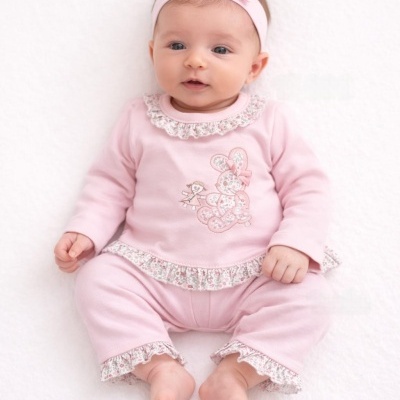 Bebé vestido com conjunto rosa claro com aplique de coelho e boneca, renda e faixa de cabelo com laço