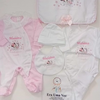 Conjunto roupa bebé com bordados e personagem de desenho animado