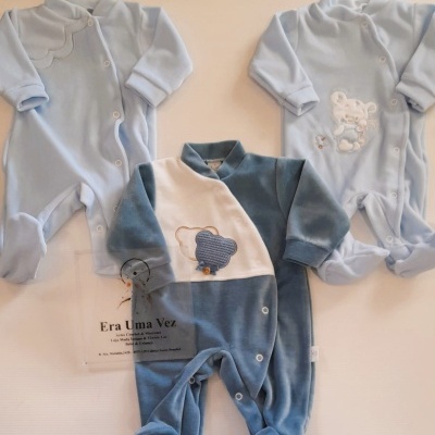 Três macacões de bebé em azul claro e azul escuro, com ursinhos e botões de pressão