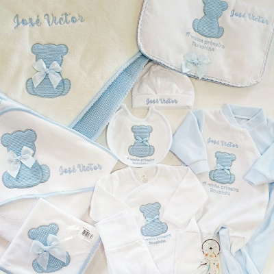 Conjunto de roupa de bebé personalizado azul e branco com motivo de urso e nome José Victor