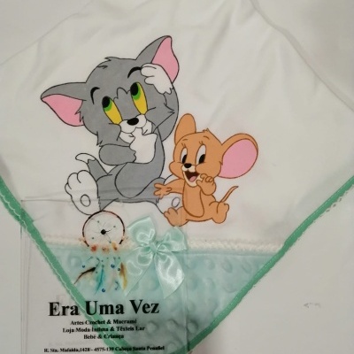 Fralda branca para bebé com Tom e Jerry e detalhes azuis