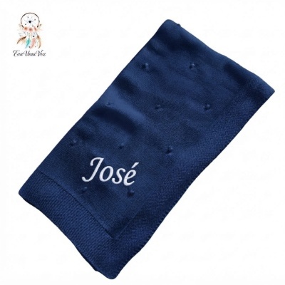 Toalha azul escura bordada com o nome José