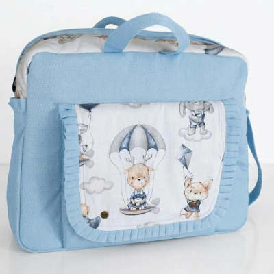 Mala azul clara para bebé com padrão infantil de animais e nuvens