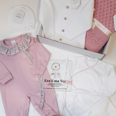 Roupas de bebé rosa e branco com manta e cartão Era Uma Vez