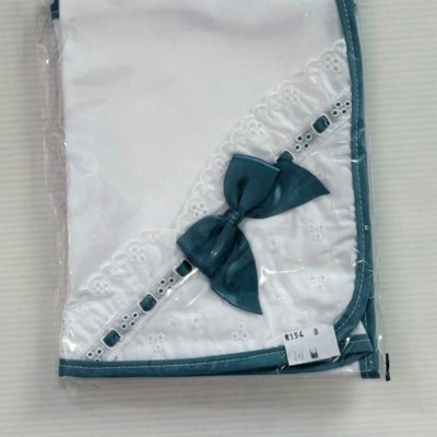 Lenço branco com bordas azuis e laço azul embalado em plástico transparente