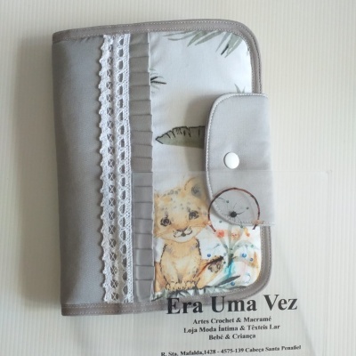 Capa de tecido cinzento claro e branco com imagem de animal bebé e renda branca