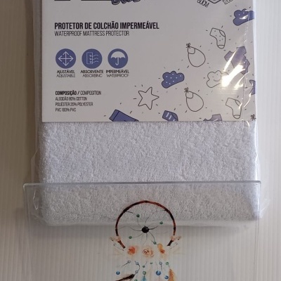 Protetor de colchão impermeável branco para bebé com embalagem e instruções em português e inglês