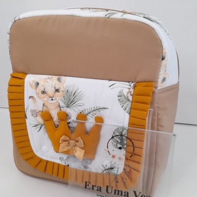 Mochila com estampa de leão bebé e decoração mostarda