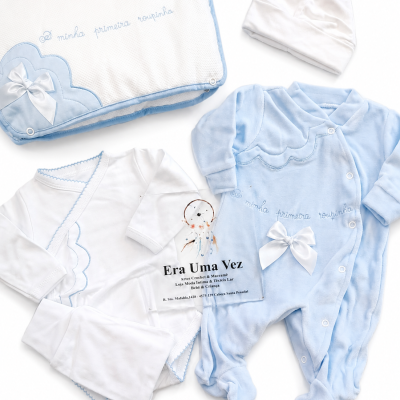 Conjunto de roupa de bebé azul e branco com bordado, laços e embalagem com logótipo Era Uma Vez.