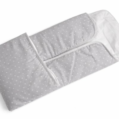 saco de dormir para bebé cinzento com estrelas brancas