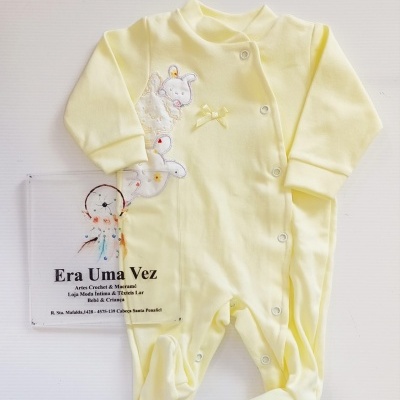 Macacão amarelo claro para bebé com coelhos bordados e textos numa placa