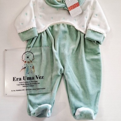 Pijama de bebé verde e branco em veludo com flocos de neve e etiqueta ANITA