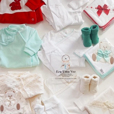 Conjunto de roupa de bebé em várias cores com bordados, mantas e meias