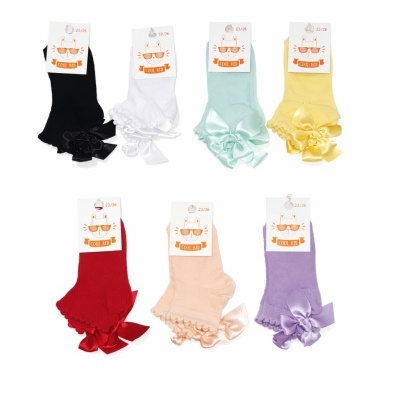 Sete pares de meias infantis coloridas com laços e etiquetas com desenho de gato e texto COOL KID.