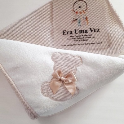 Manta de bebé bege e branca com ursinho e laço