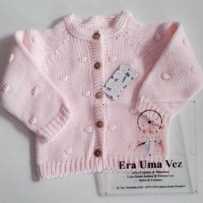 Camisola de bebé rosa malha com botões castanhos e pequenos pompons