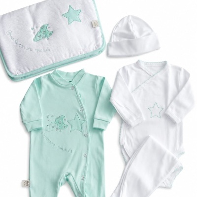 Conjunto roupa bebé verde água e branco com estampado estrelas e lua.