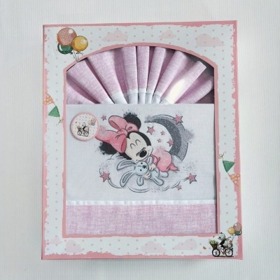 Conjunto de roupa de bebé rosa com estampa da Minnie Mouse e coelho, dentro de embalagem decorada