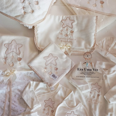 Conjunto de roupa e acessórios para bebé branco com bordado de estrela e ursinhos