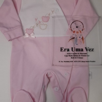 Macacão de bebé rosa e branco com bordado de ursinhos