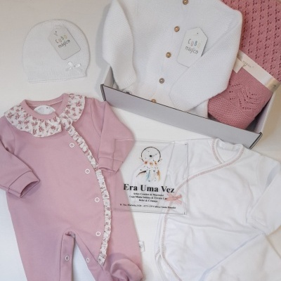 Roupa de bebé rosa e branca com casaco e manta rosa