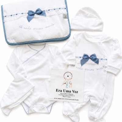 Conjunto de roupa de bebé branco com detalhes azuis e manta bordada