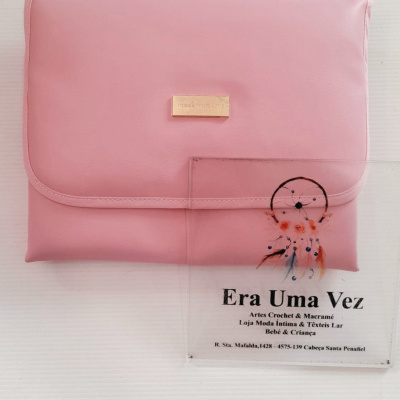 Mala rosa sintética com placa dourada e placa transparente com texto Era Uma Vez
