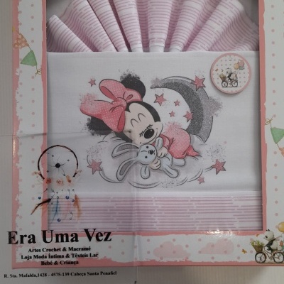 Conjunto de têxteis para bebé com estampa da personagem Minnie e balões numa embalagem decorada