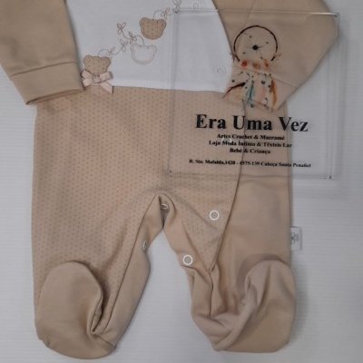 Macacão de bebé bege e branco com bordados de ursos em fundo branco