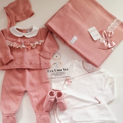 Conjunto de roupa e manta para bebé em rosa e branco