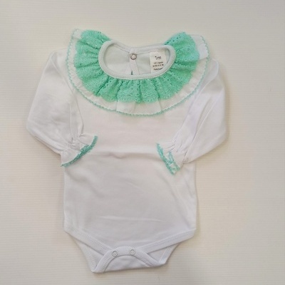 Body branco para bebé com gola e punhos em renda verde água