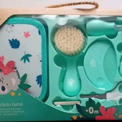 Set de cuidados para bebé azul turquesa com acessórios e bolsa estampada