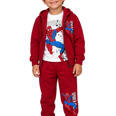 Criança com conjunto vermelho de casaco e calças com imagem do Spider-Man e t-shirt branca com Spider-Man